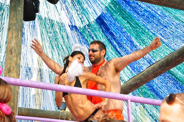 Champagne Showers @ Edde Sands